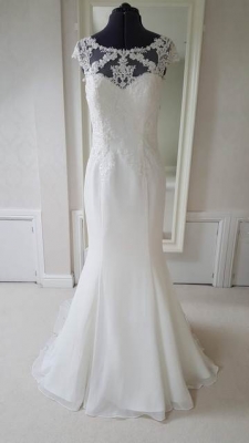 New or Second hand  Sincerity 3916 wedding dress